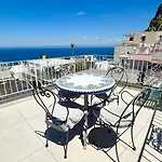 Rooftop Luxury Suite By Caprirooms